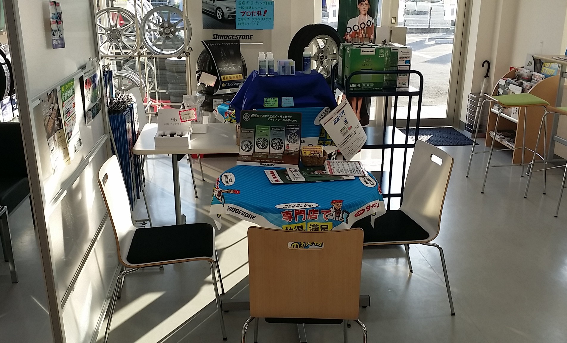 どなたでも入りやすい清潔な店舗と広い駐車場